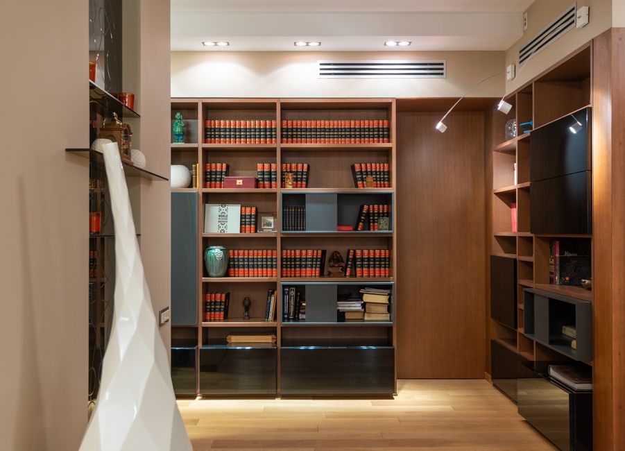 Grote, goed verlichte en overzichtelijke boekenkast