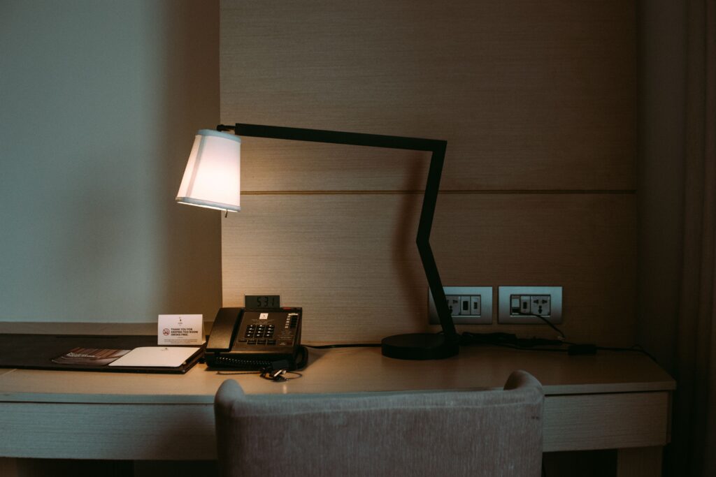 Hotelschakeling met 3 schakelaars aansluiten — Hotelschakeling met 3 schakelaars aansluiten: stappenplan + schema