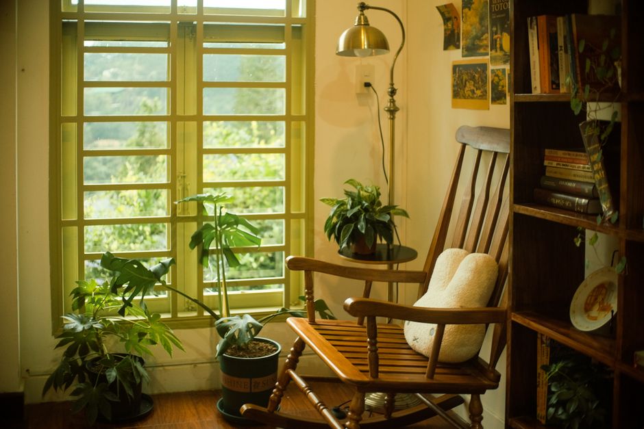 Sfeervolle leeshoek met boekenkast en planten