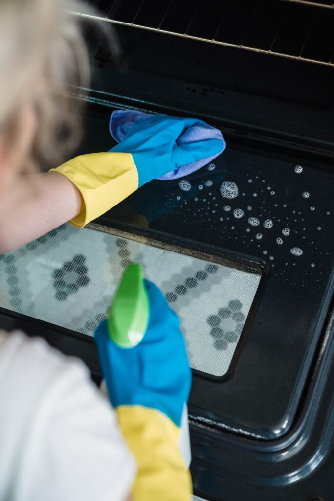 Oven schoonmaken — Oven schoonmaken: zo doe je het stap voor stap (compleet stappenplan)