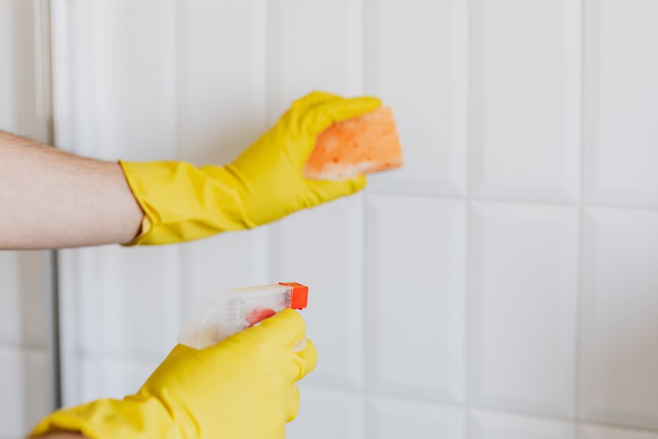 schimmel badkamer verwijderen — Schimmel in de badkamer verwijderen: tips en oorzaken