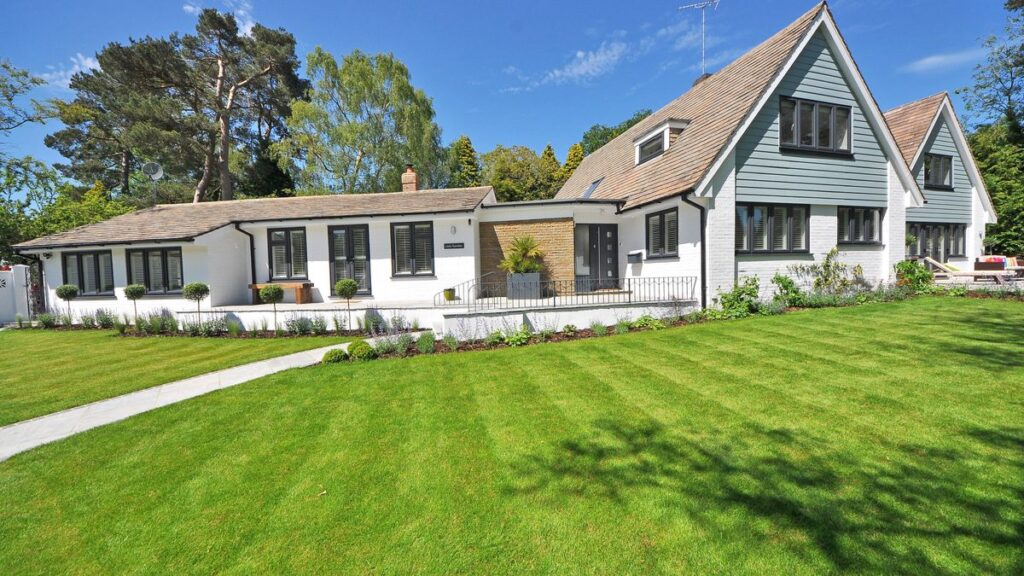 waar woont johan derksen — Waar woont Johan Derksen? Zo woont de tv-analist in Drenthe