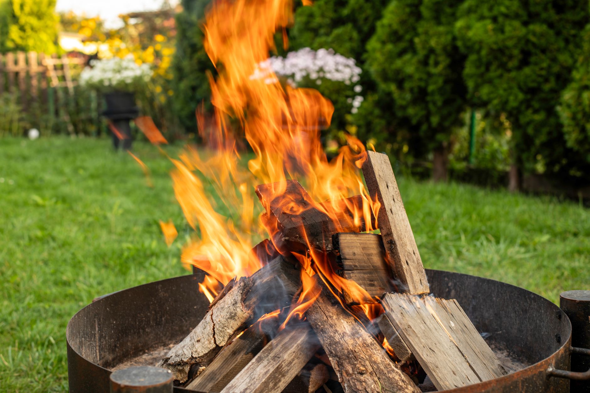Vuurkorf buiten op een avond in de tuin