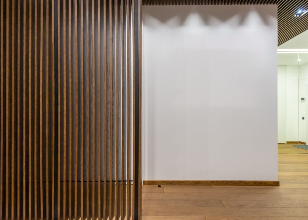 Wand bekleden met houten latten — Wand bekleden met houten latten: stappenplan