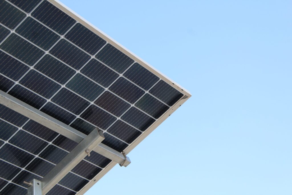 zonnepanelen balkon — Zonnepanelen op je balkon aansluiten
