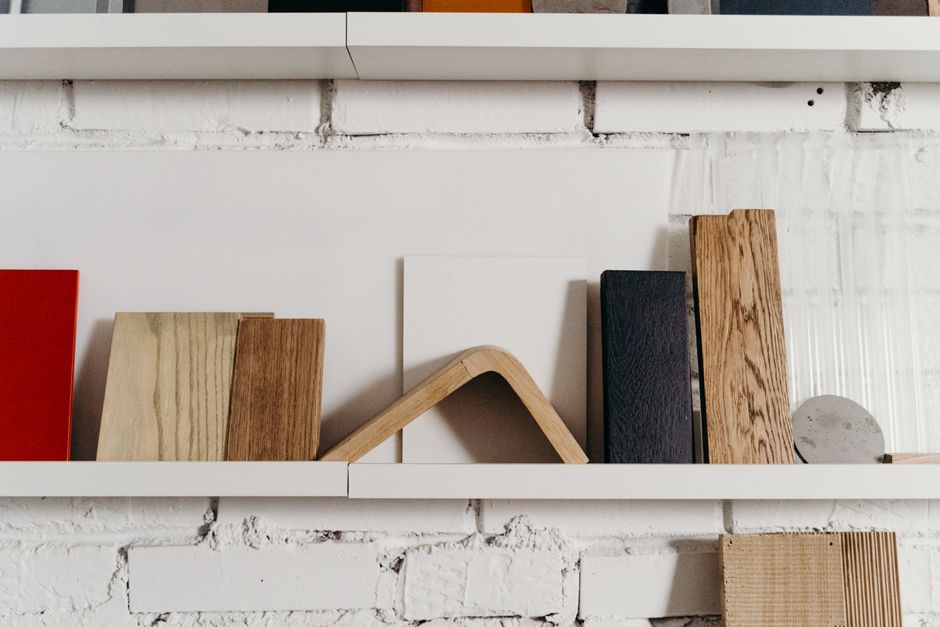 Zwevende plank ophangen aan betonnen muur — afbeelding 3