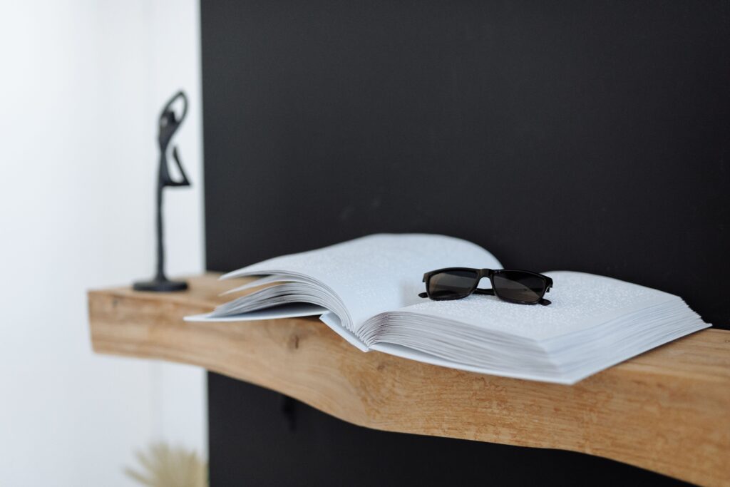 Zwevende plank ophangen aan betonnen muur — Zwevende plank ophangen aan een betonnen muur