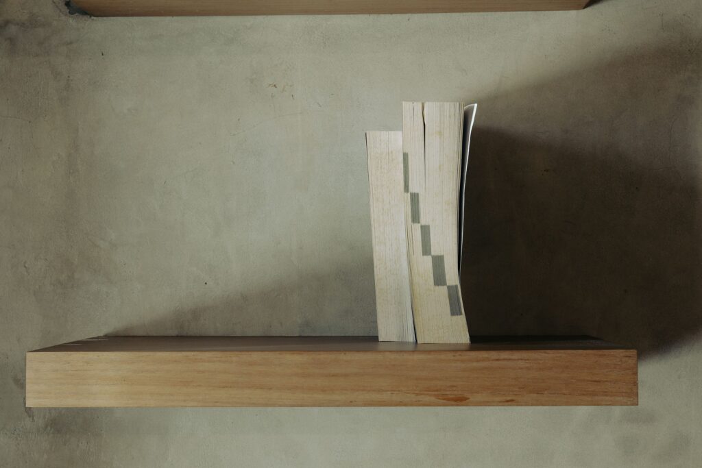 Zwevende plank ophangen aan gipswand — Zwevende plank ophangen aan een gipswand