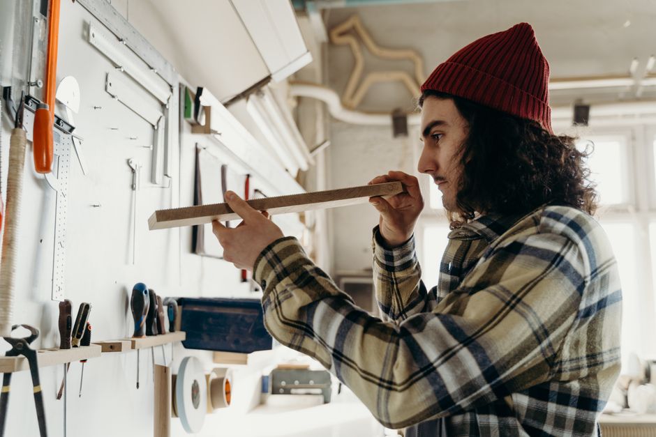 Zwevende plank ophangen aan gipswand — afbeelding 3
